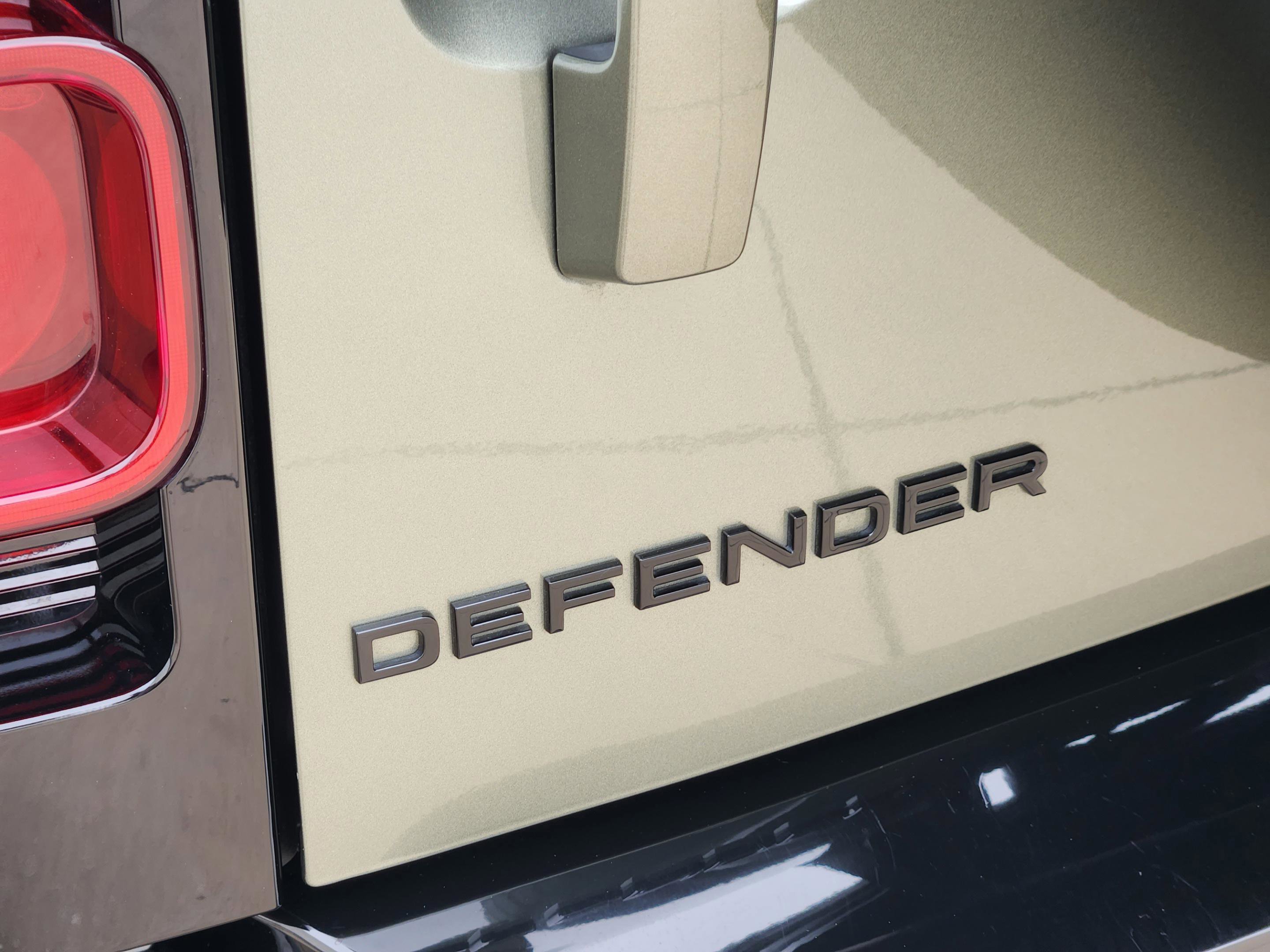 Certified 2025 Land Rover Defender 130 X-Dynamic SE AWD/4WD image 36