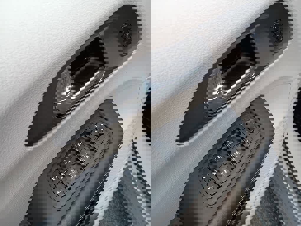 Used 2023 Chrysler Pacifica Touring-L image 15