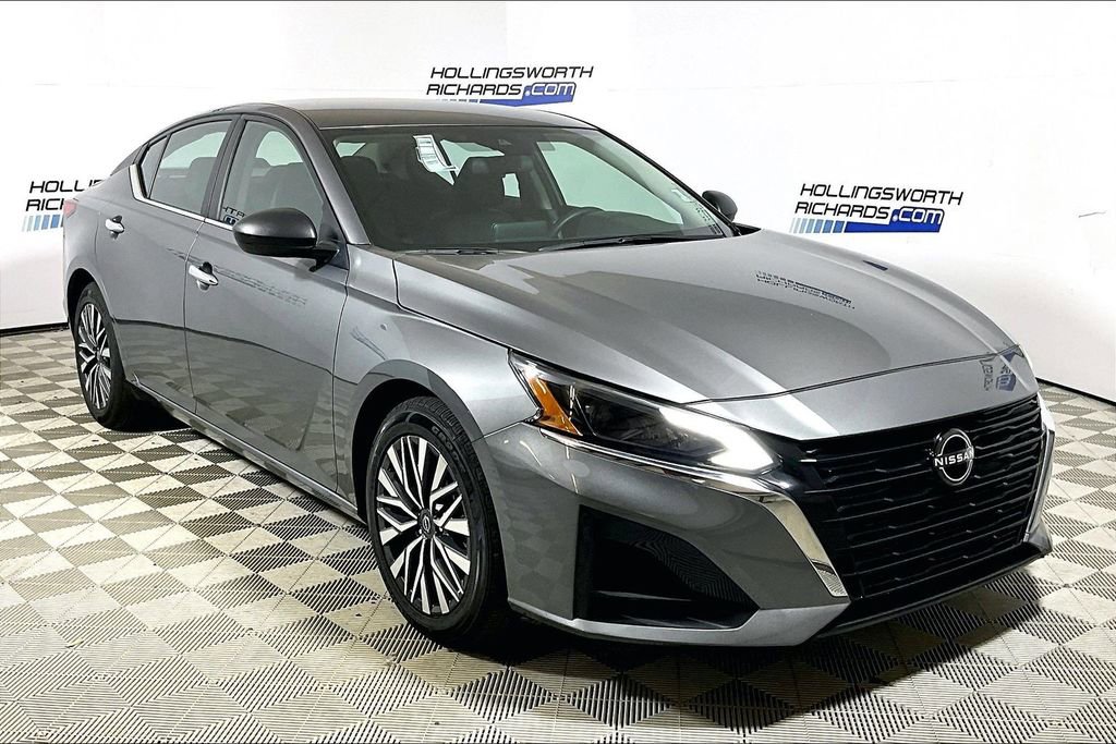 Used 2024 Nissan Altima 2.5 SV image 3