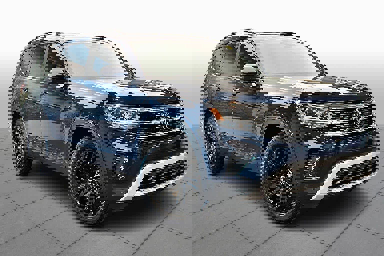 Used 2023 Volkswagen Atlas SE w/ Panoramic Sunroof Package image 2