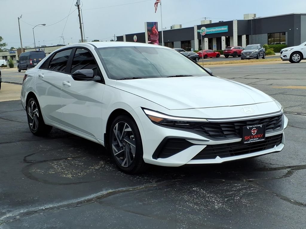 Used 2025 Hyundai Elantra Sport FWD image 3