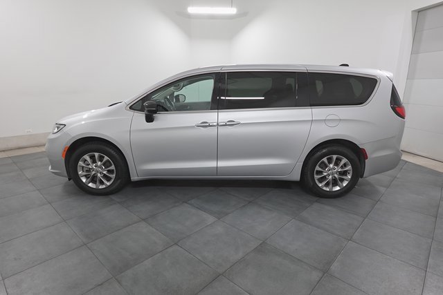 Used 2024 Chrysler Pacifica Touring-L image 2