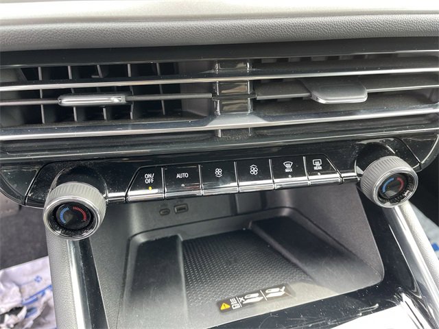 Used 2025 Chevrolet Traverse LT image 18