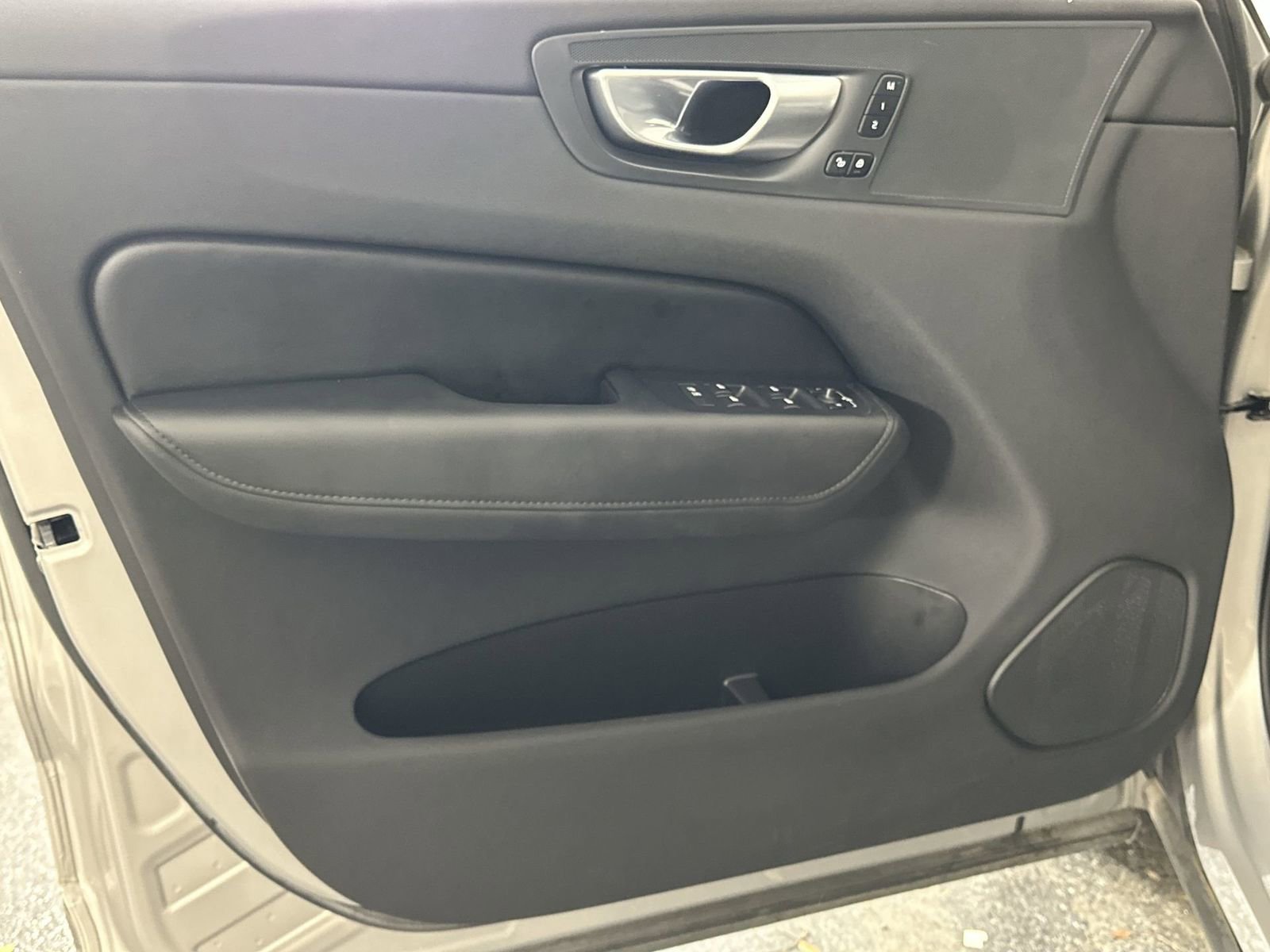 Used 2025 Volvo XC60 B5 Plus image 29