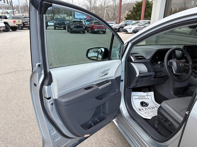 Used 2022 Toyota Sienna XLE image 10
