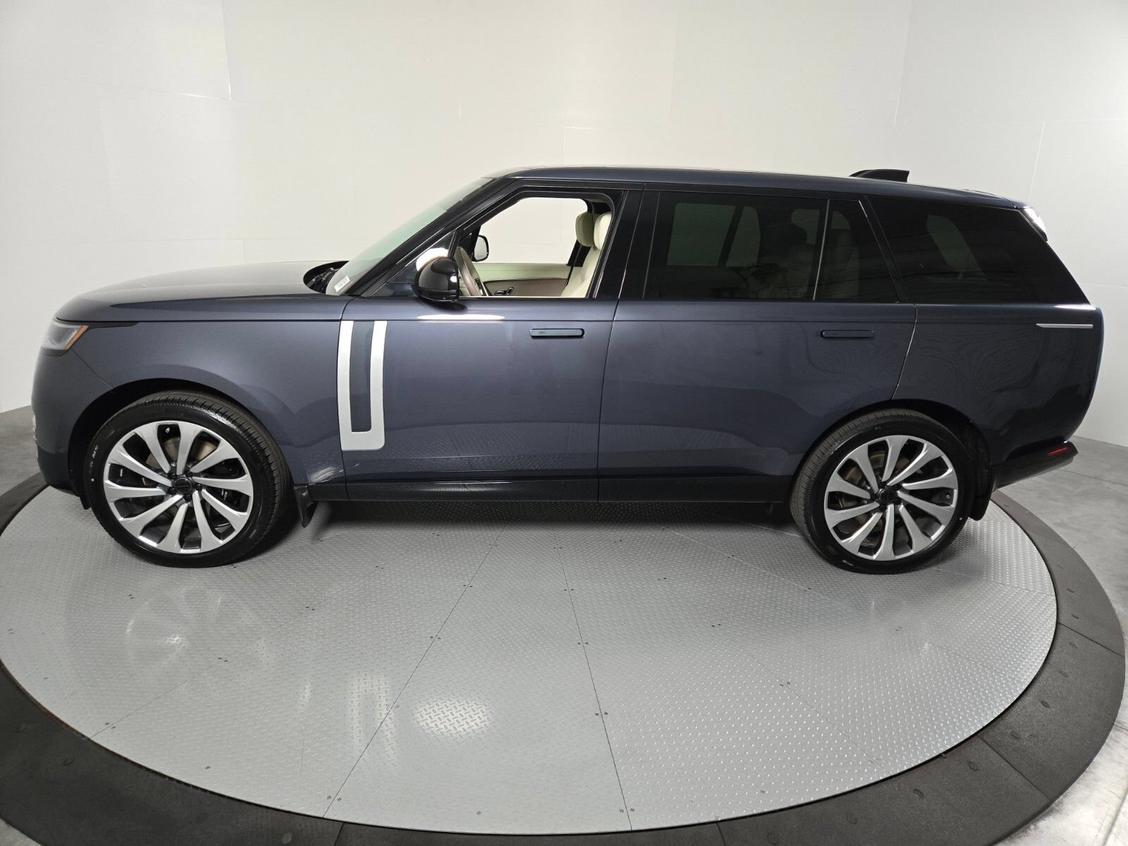 New 2026 Land Rover Range Rover Long Wheelbase Autobiography AWD/4WD image 33