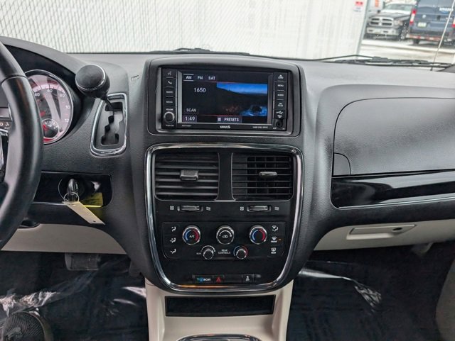 Used 2018 Dodge Grand Caravan SXT image 3