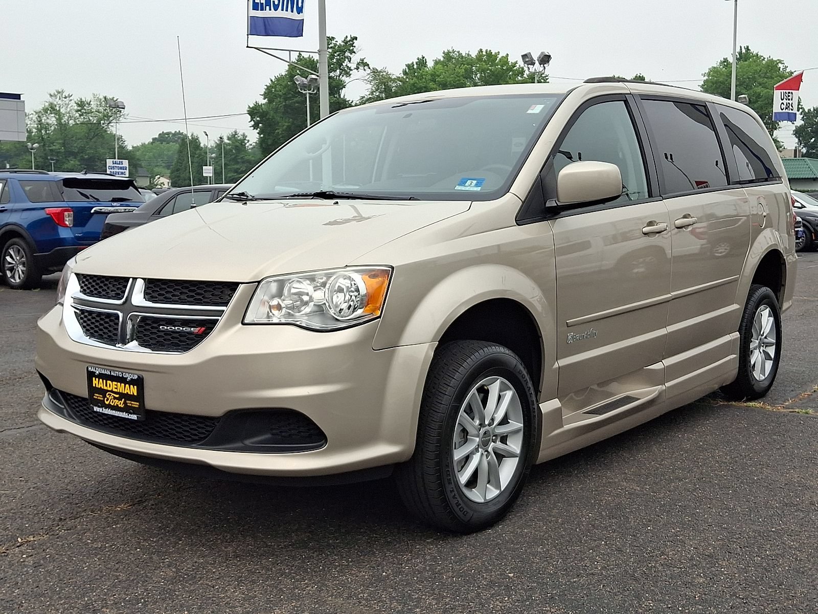 Used 2015 Dodge Grand Caravan SXT w/ Rear Park Assist Package FWD image 3