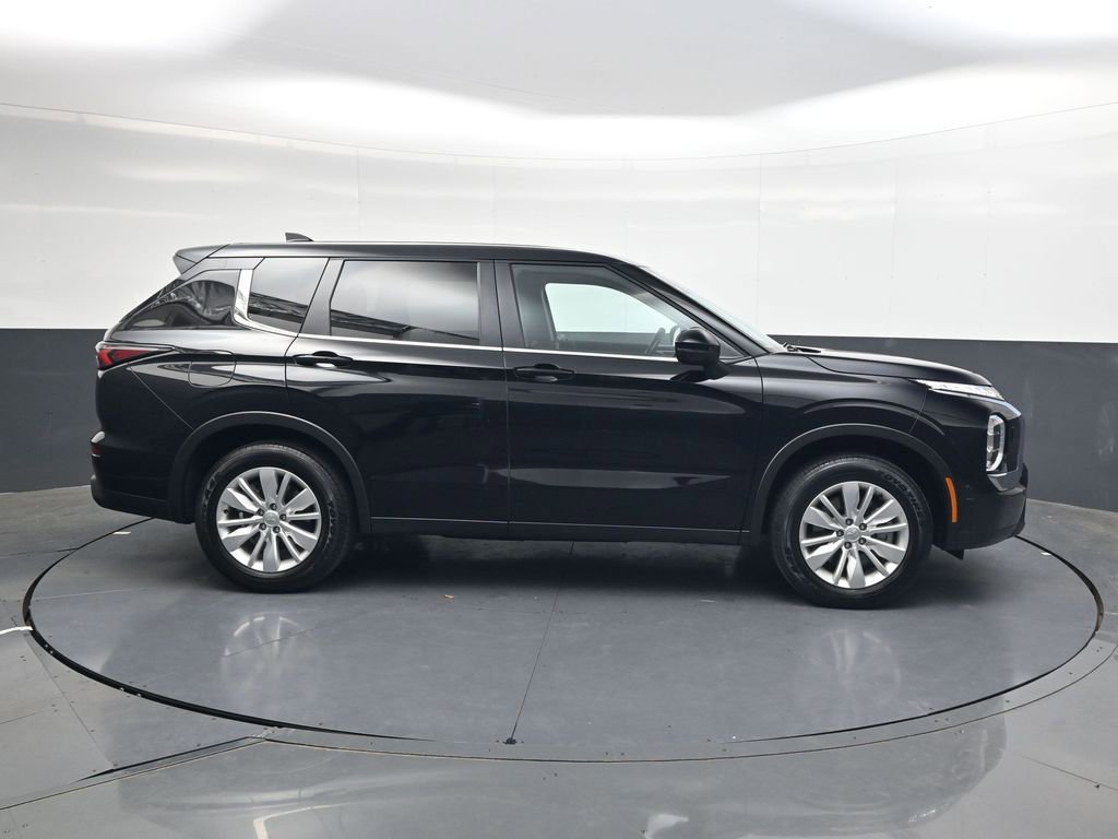 Used 2025 Mitsubishi Outlander ES AWD/4WD image 3