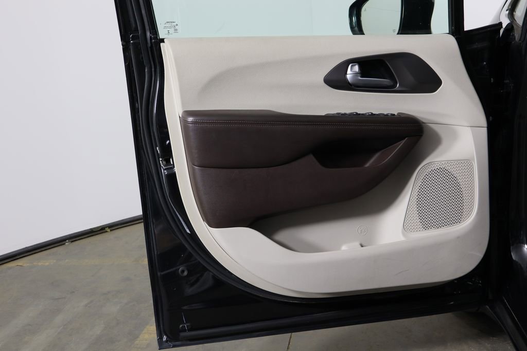 Used 2018 Chrysler Pacifica Touring-L image 20