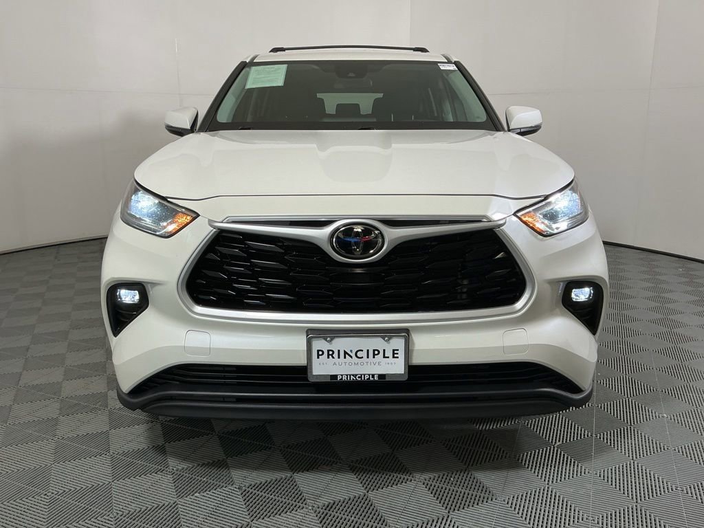 Used 2021 Toyota Highlander LE FWD image 3