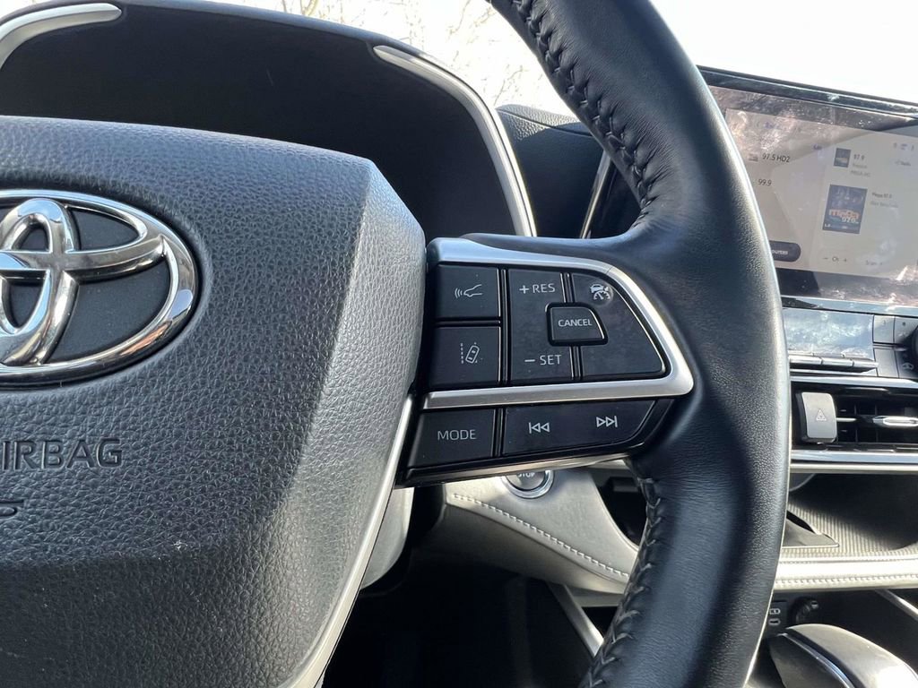 Used 2023 Toyota Highlander XLE image 35