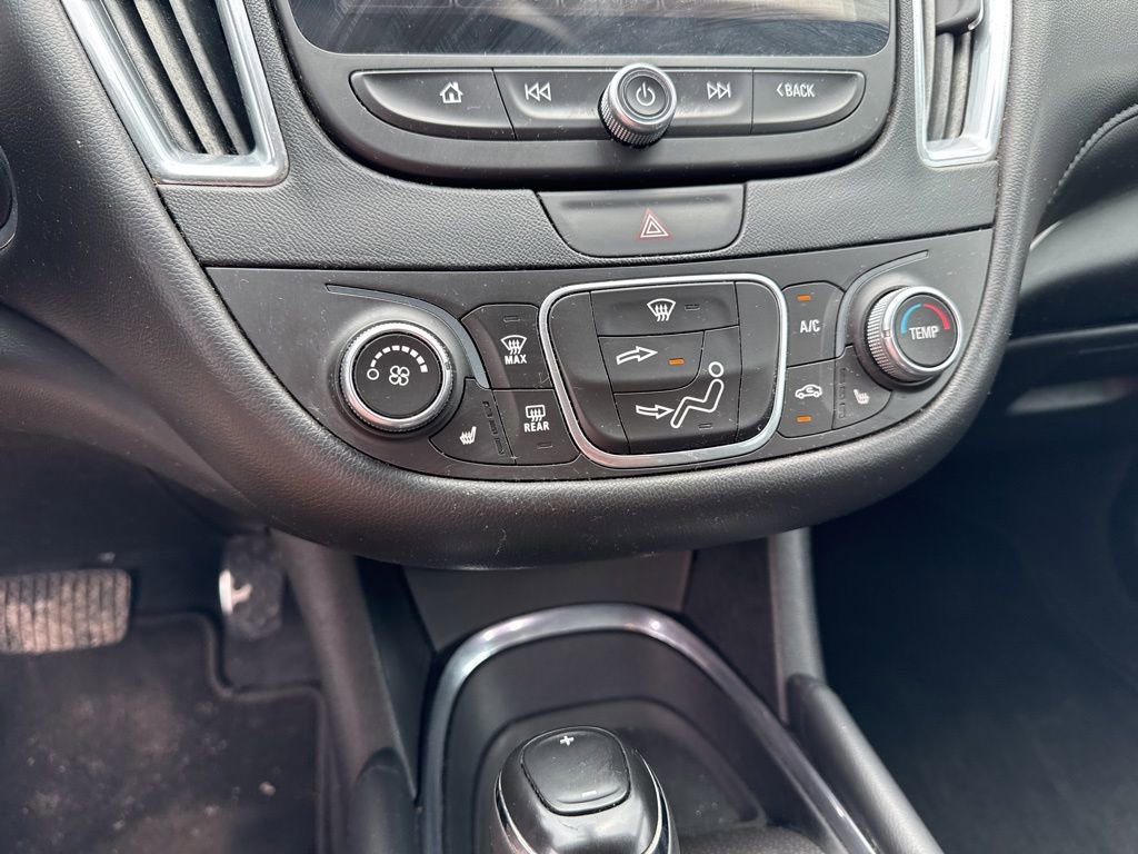 Used 2018 Chevrolet Malibu LT w/ Leather Package FWD image 16