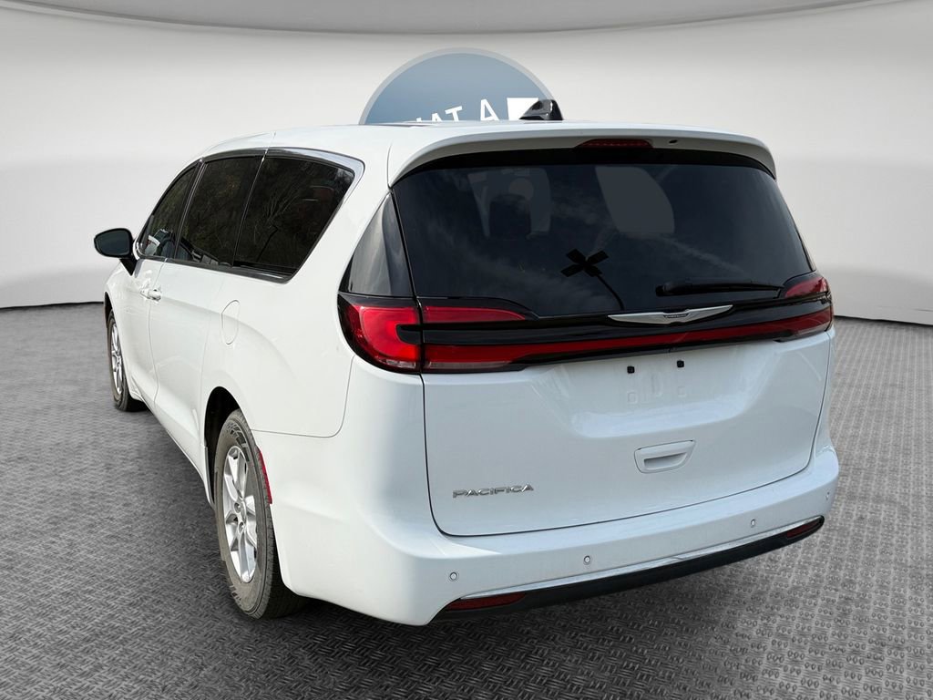 Used 2023 Chrysler Pacifica Touring-L image 6
