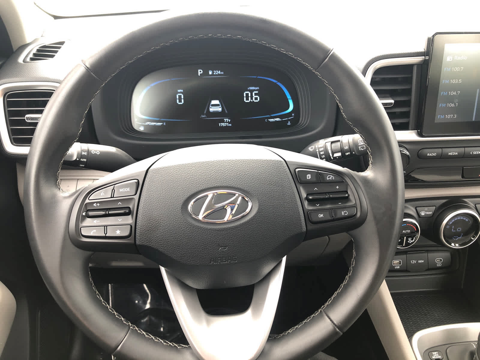 Used 2025 Hyundai Venue SEL FWD image 9