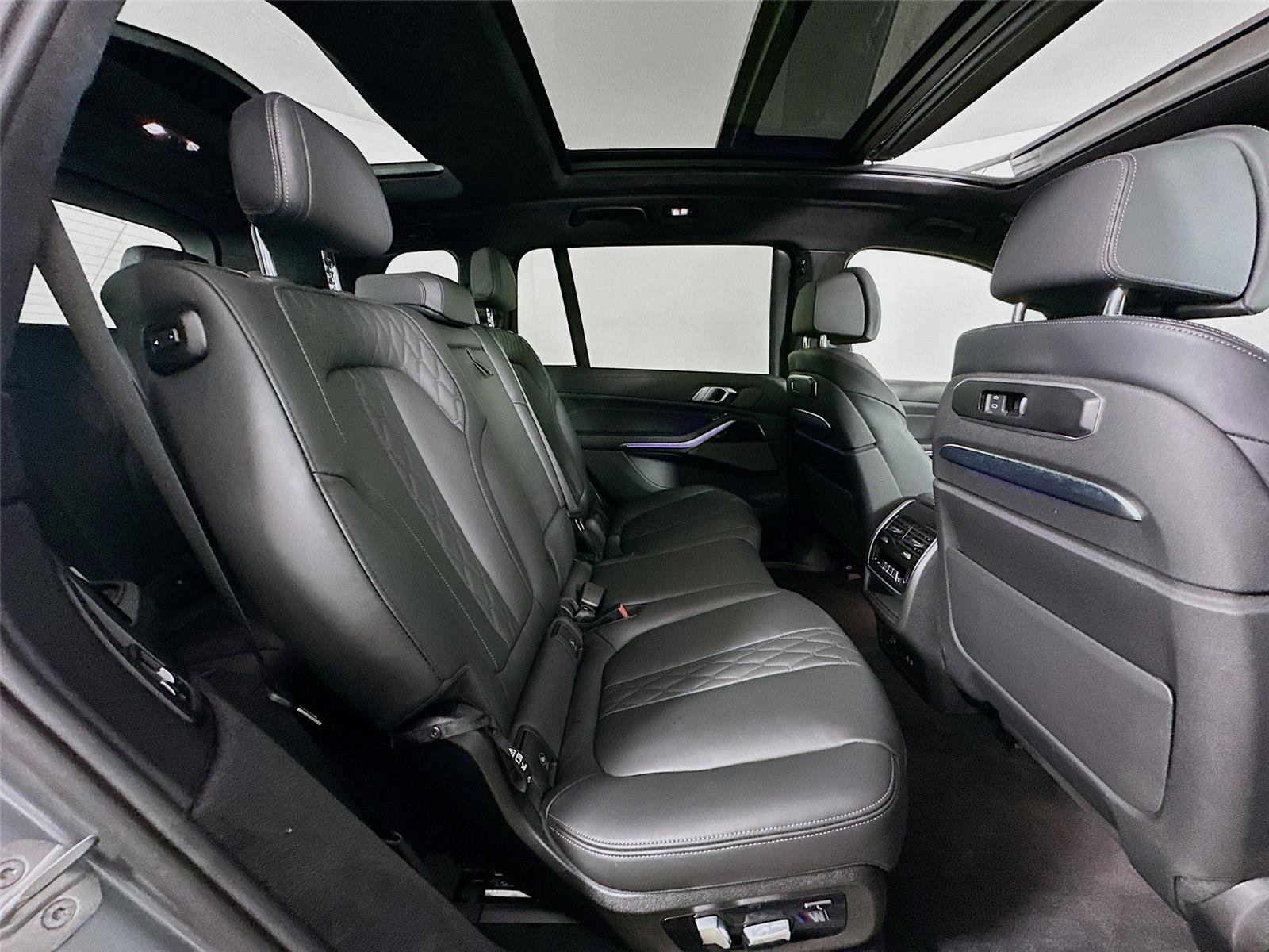 Used 2025 BMW X7 M60i w/ Executive Package image 30