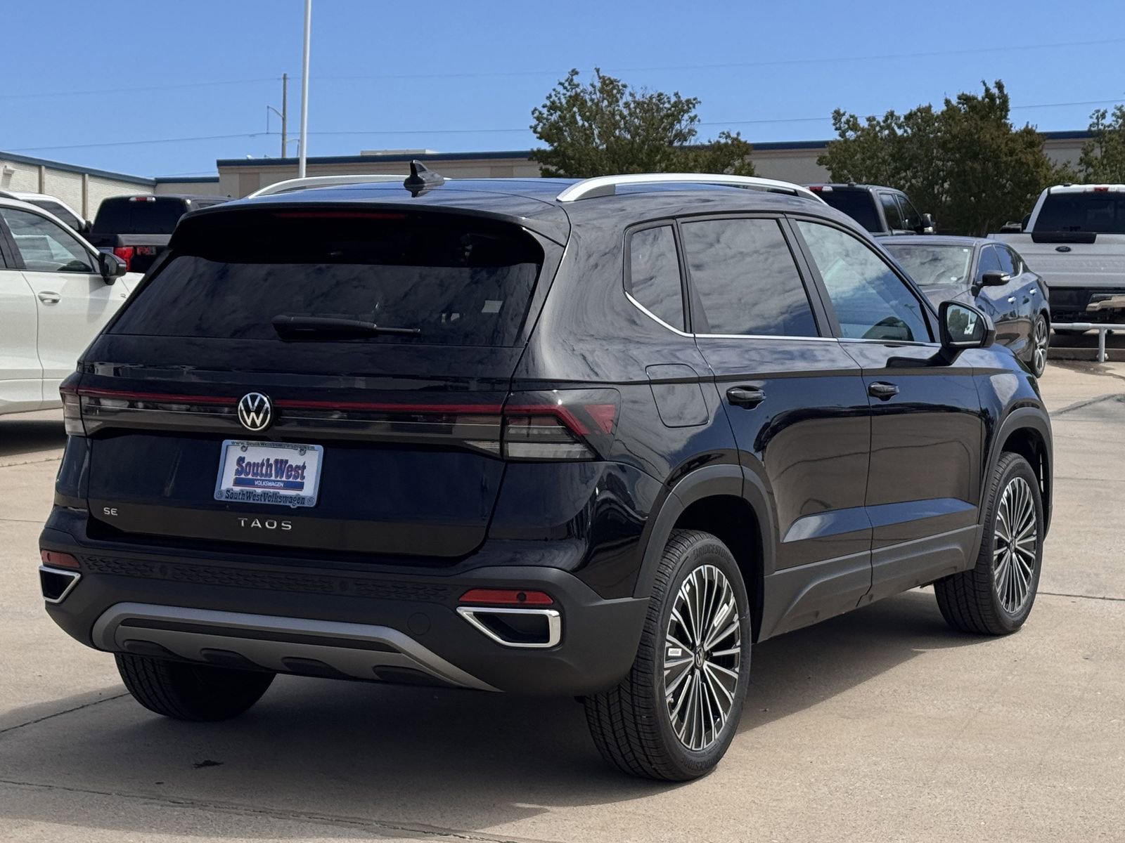 New 2026 Volkswagen Taos SE image 4