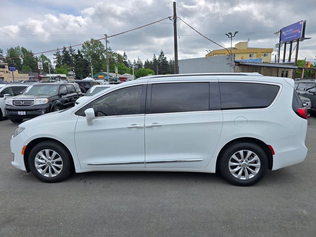 Used 2020 Chrysler Pacifica Touring-L FWD image 6