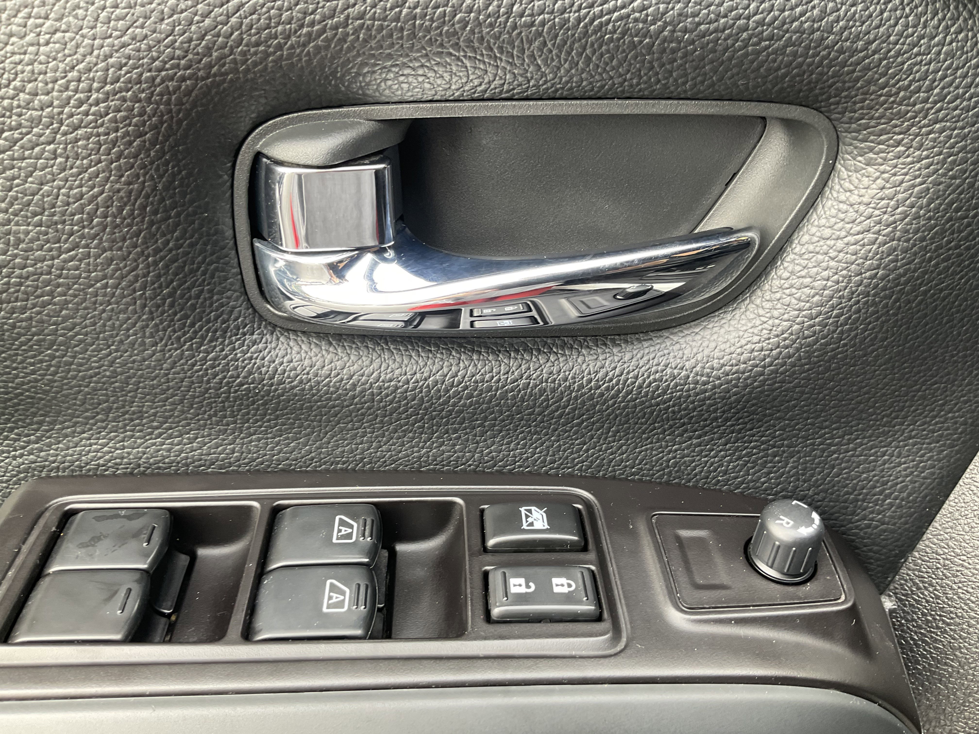 Used 2019 Nissan Titan SL w/ Midnight Edition image 28