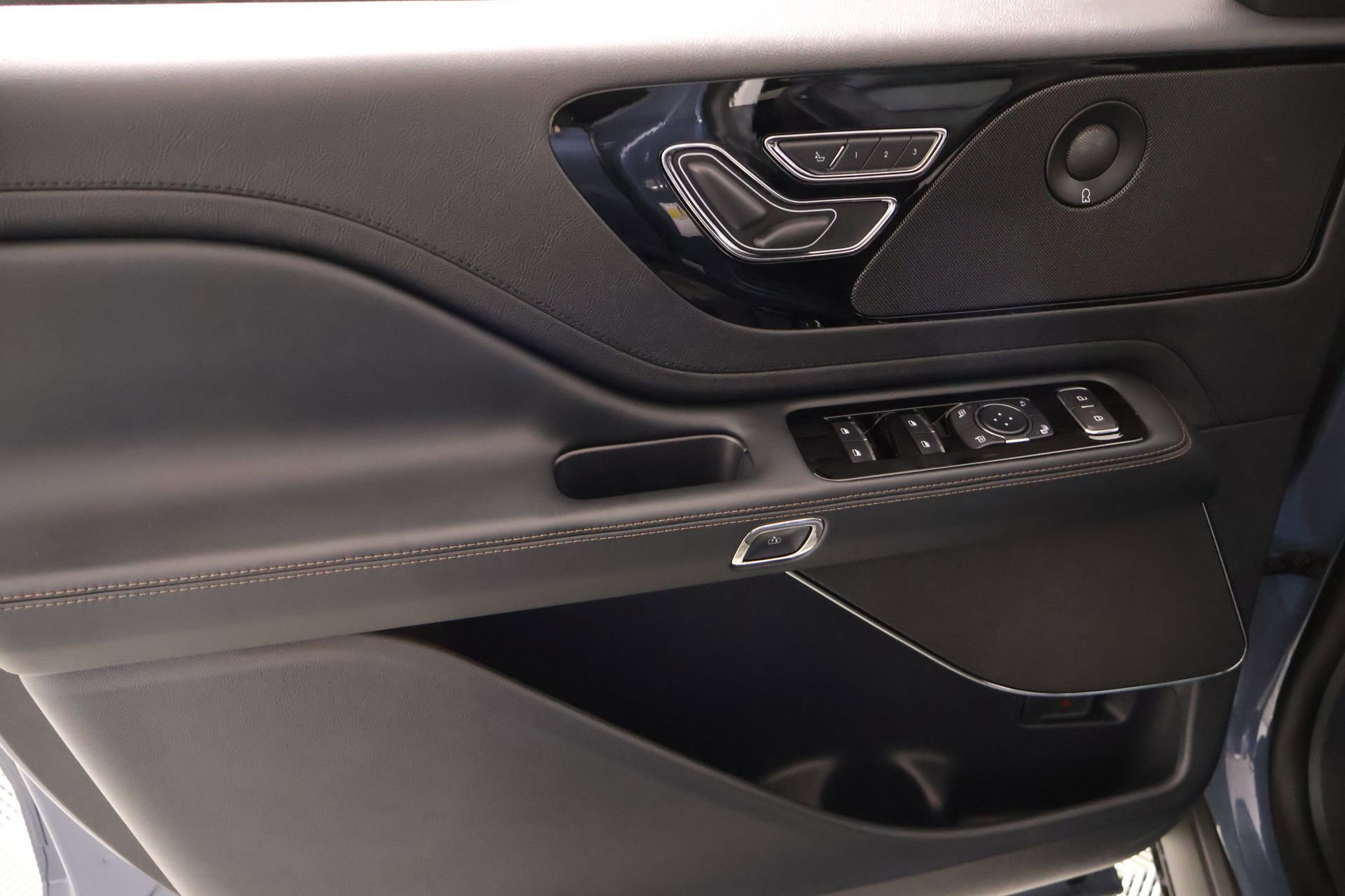 New 2026 Lincoln Aviator AWD image 17