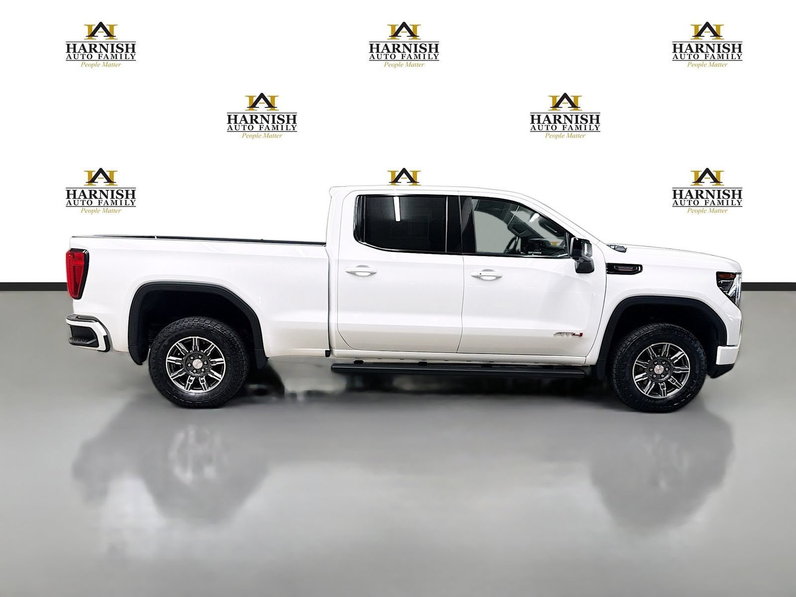 Used 2024 GMC Sierra 1500 AT4 w/ Technology Package AWD/4WD image 4