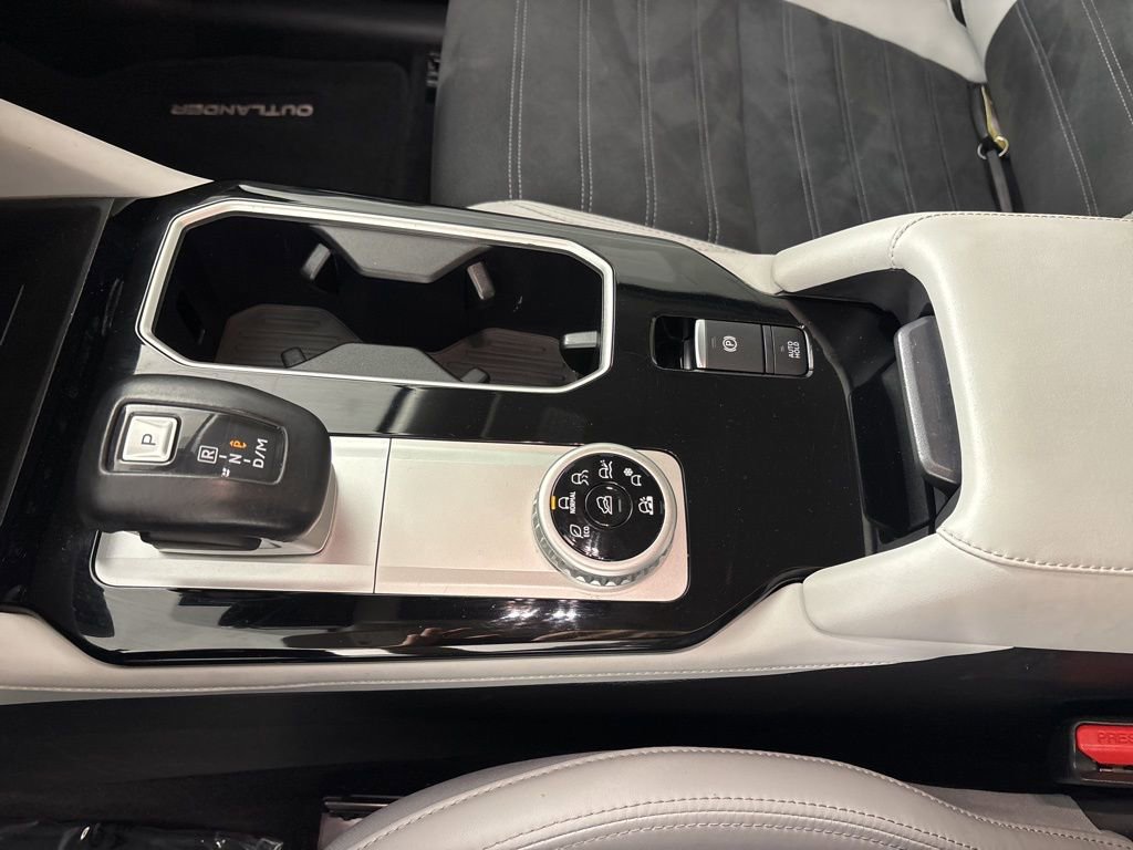 Used 2025 Mitsubishi Outlander SE AWD/4WD image 37