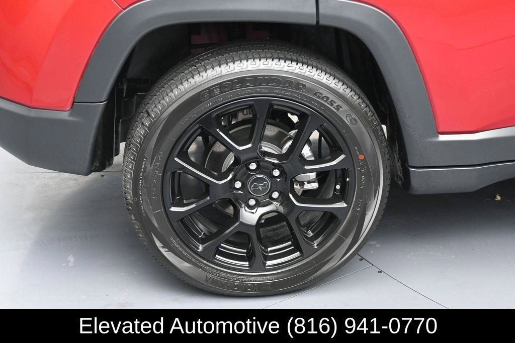 Used 2025 Jeep Compass Latitude w/ Altitude Special Edition AWD/4WD image 5
