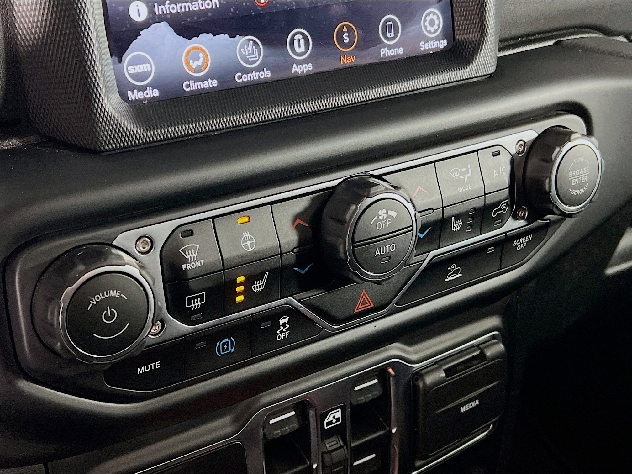 Used 2023 Jeep Wrangler Sahara w/ Cold Weather Group image 11