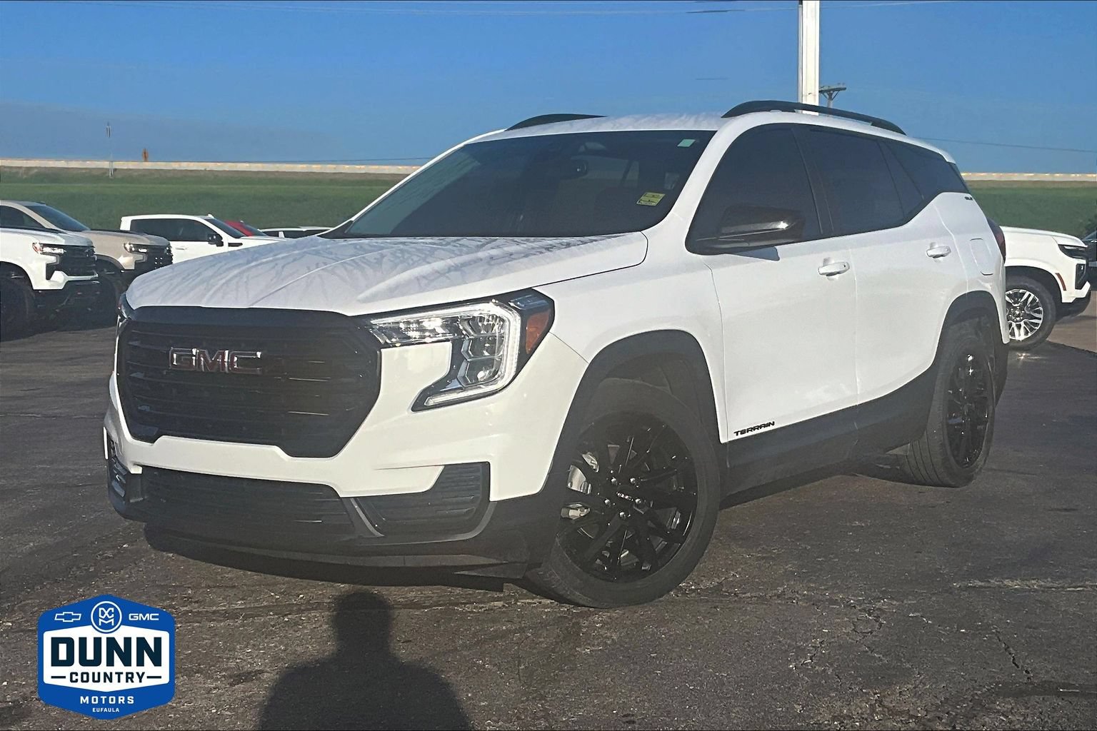 Used 2024 GMC Terrain SLE w/ Elevation Edition FWD image 1