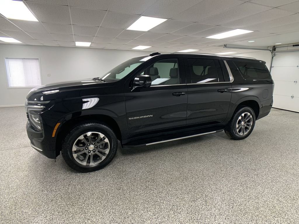 Used 2025 Chevrolet Suburban LT w/ Comfort Package AWD/4WD image 4