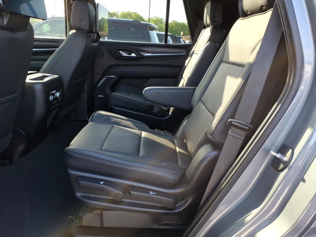 Used 2021 GMC Yukon Denali w/ LPO, Illumination Package image 8