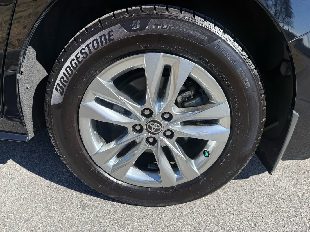 Used 2021 Toyota Sienna Limited FWD image 12