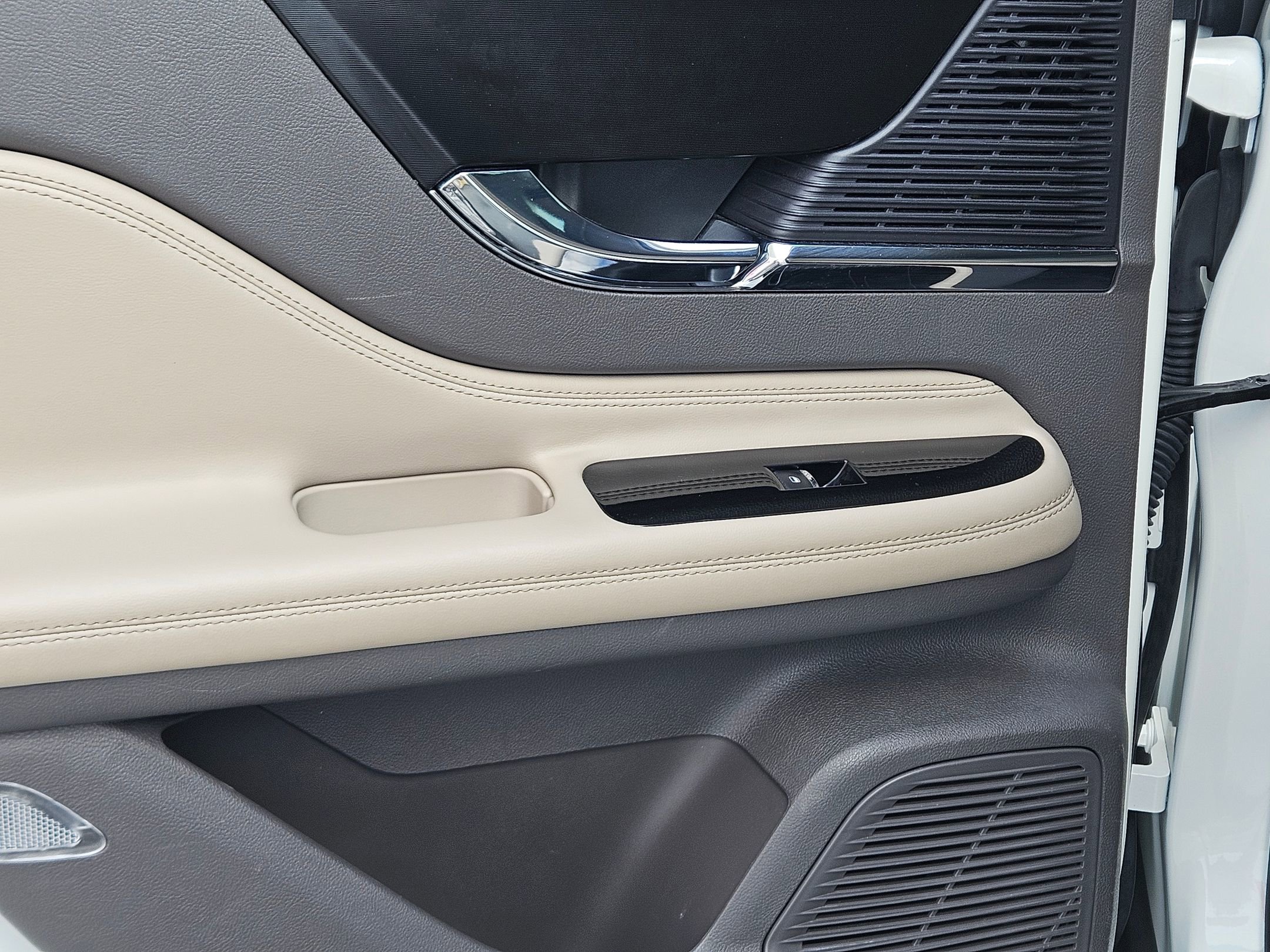 Used 2022 Lincoln Corsair FWD w/ Premium Package image 23