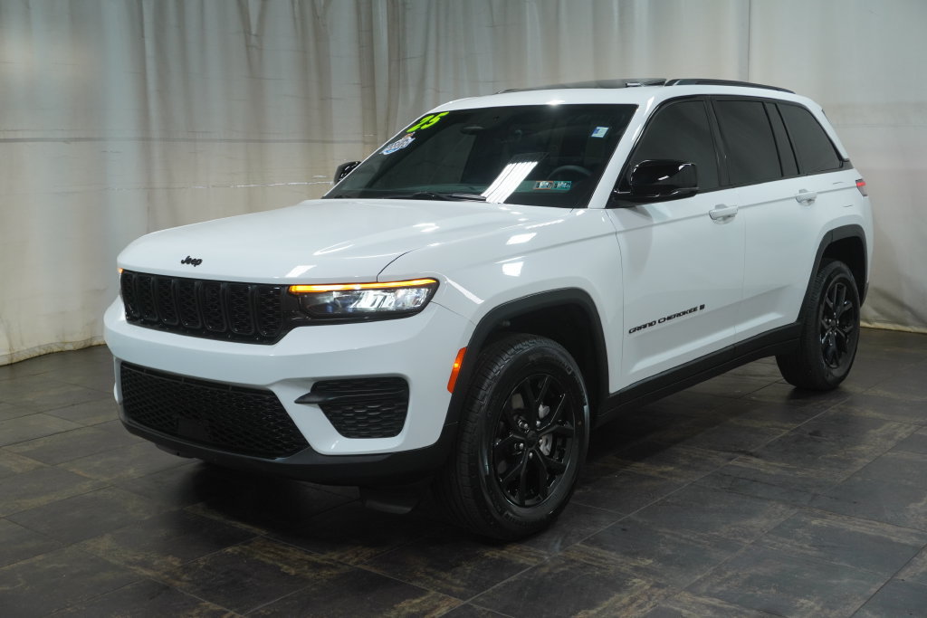 Used 2025 Jeep Grand Cherokee Altitude AWD/4WD image 2