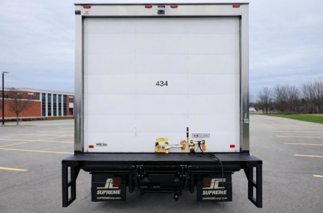 Used 2015 Ford F550 2WD Regular Cab Super Duty image 5