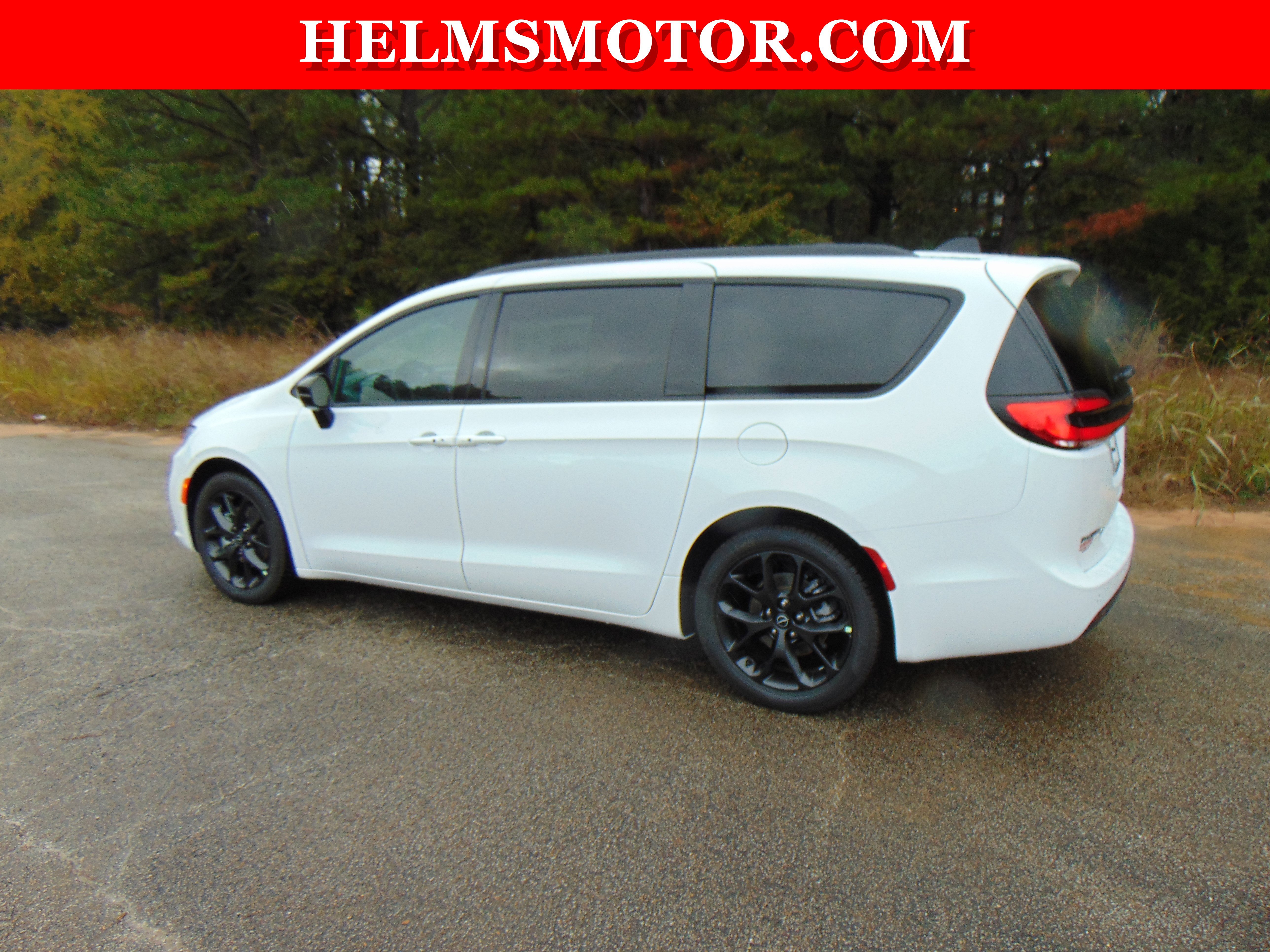 New 2026 Chrysler Pacifica Select w/ S Appearance Package image 4
