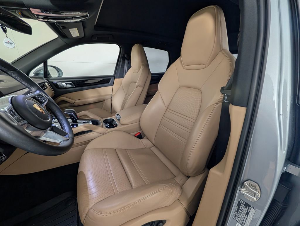 Certified 2023 Porsche Cayenne Platinum Edition image 5