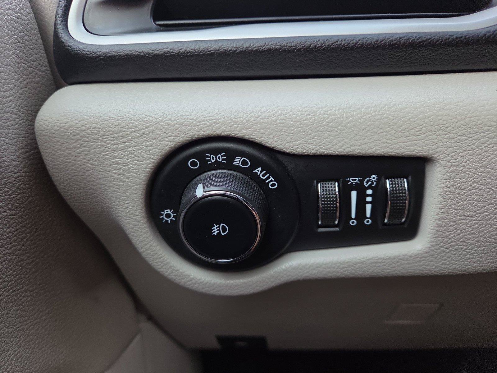 Used 2024 Chrysler Pacifica Touring-L FWD image 16