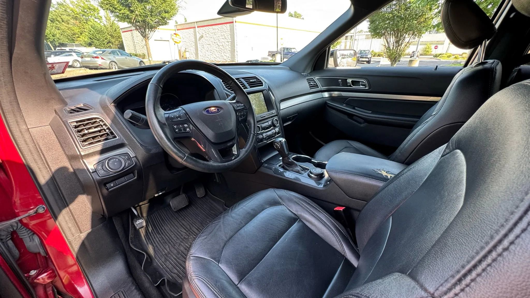 Used 2018 Ford Explorer XLT w/ Equipment Group 202A image 13