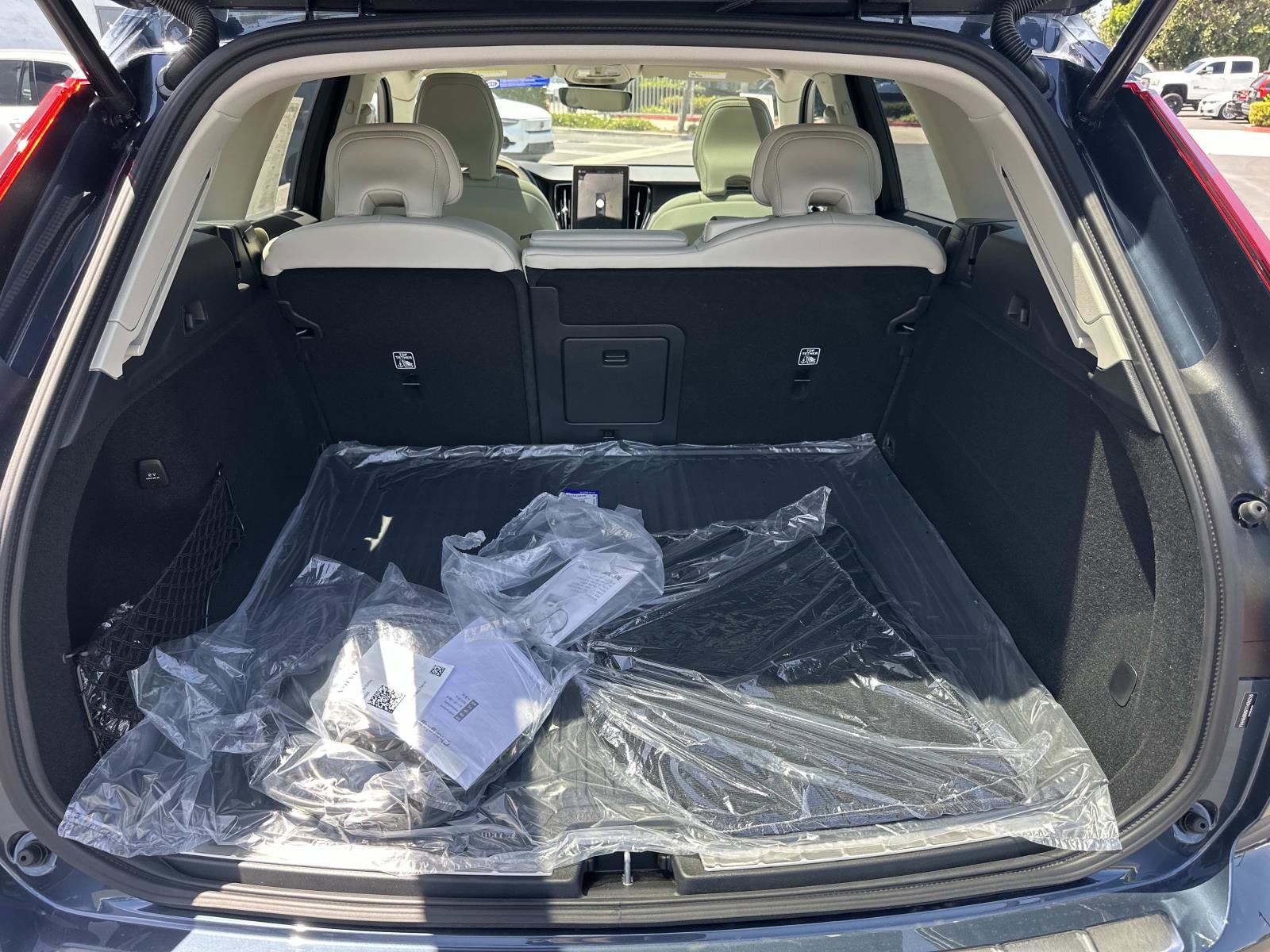New 2026 Volvo XC60 T8 Ultra w/ Protection Package Premier AWD/4WD image 18