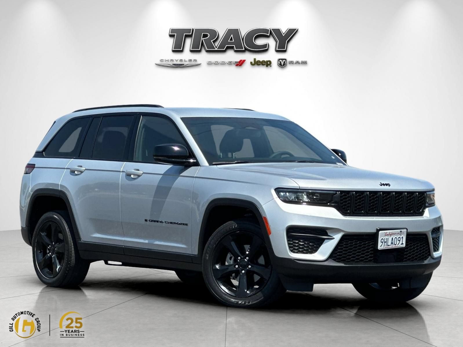 Used 2023 Jeep Grand Cherokee Altitude RWD image 1