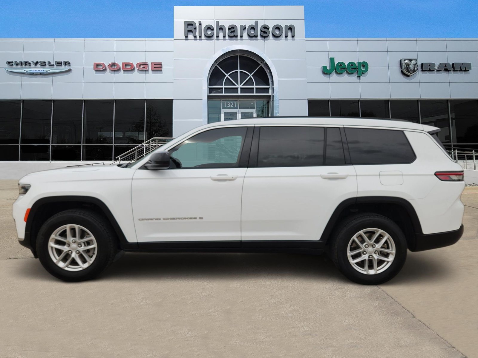 Used 2025 Jeep Grand Cherokee L Laredo w/ Luxury Tech Group I RWD image 3