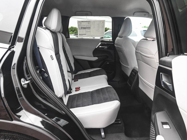 New 2025 Mitsubishi Outlander SE image 29