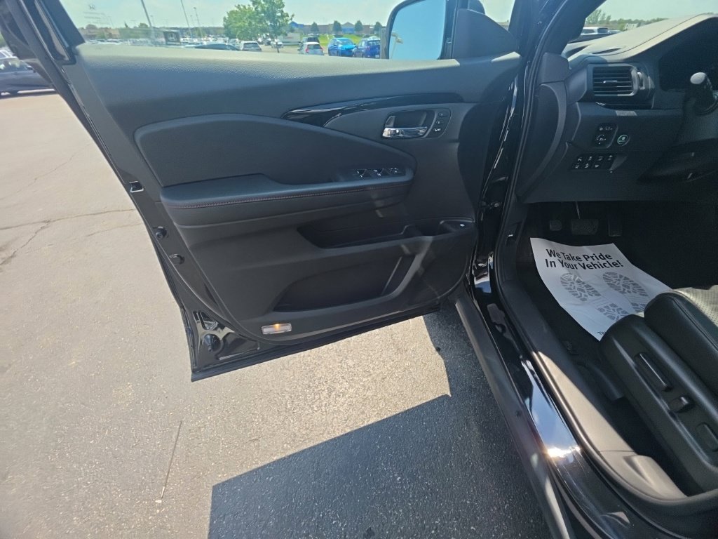 Certified 2025 Honda Ridgeline Black Edition image 13