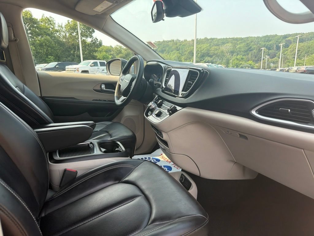 Used 2023 Chrysler Pacifica Touring-L FWD image 25