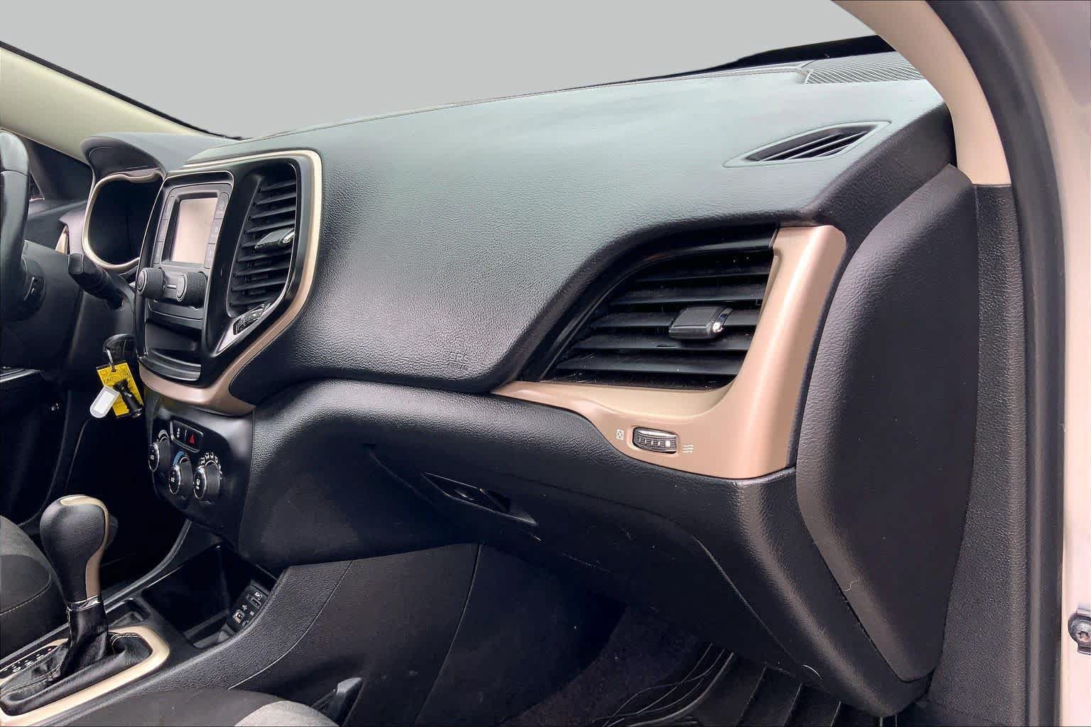 Used 2016 Jeep Cherokee Sport FWD image 19