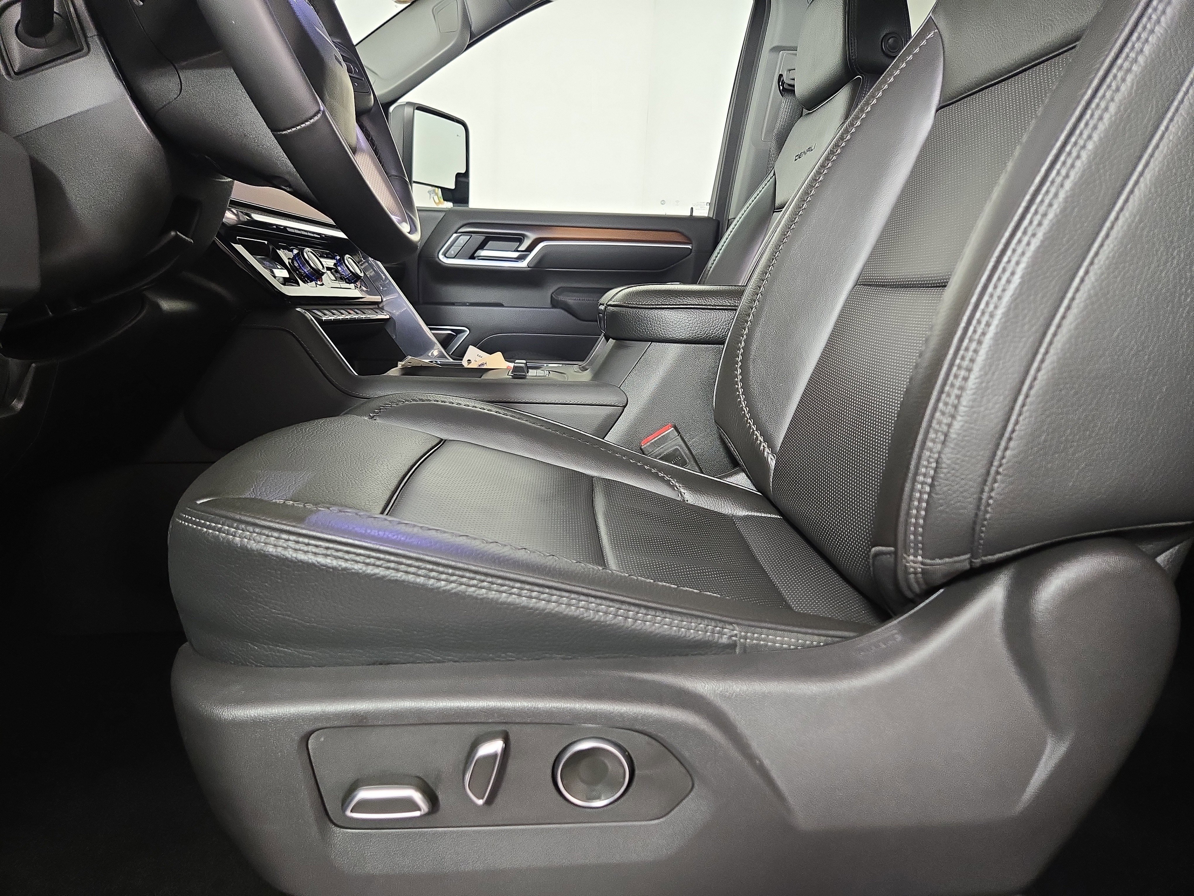 Certified 2025 GMC Sierra 3500 Denali w/ Denali Reserve Package image 32