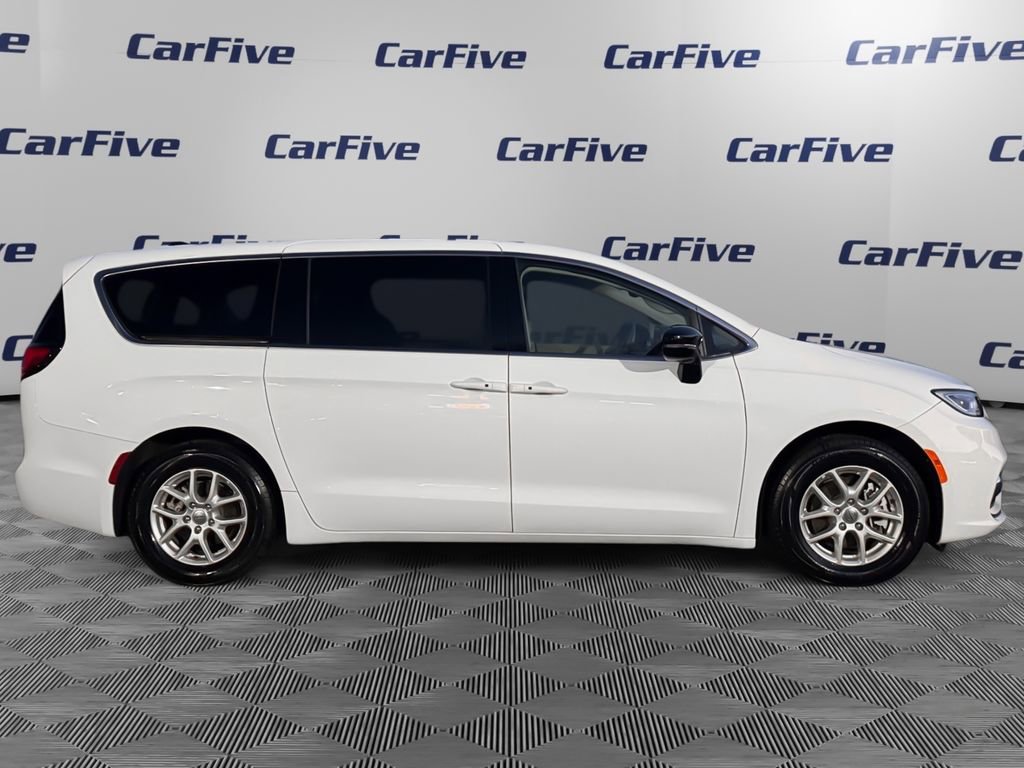 Used 2024 Chrysler Pacifica Touring-L image 7