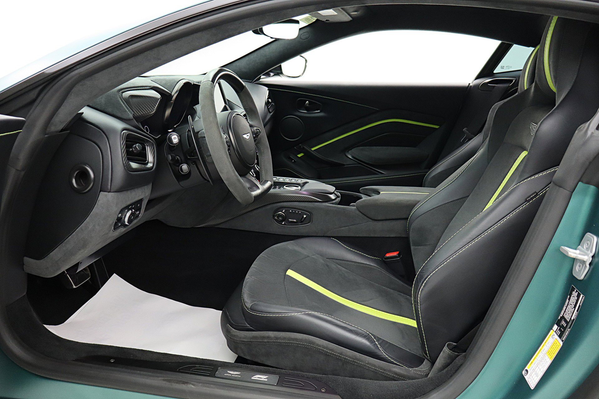 Used 2023 Aston Martin V8 Vantage Coupe image 45