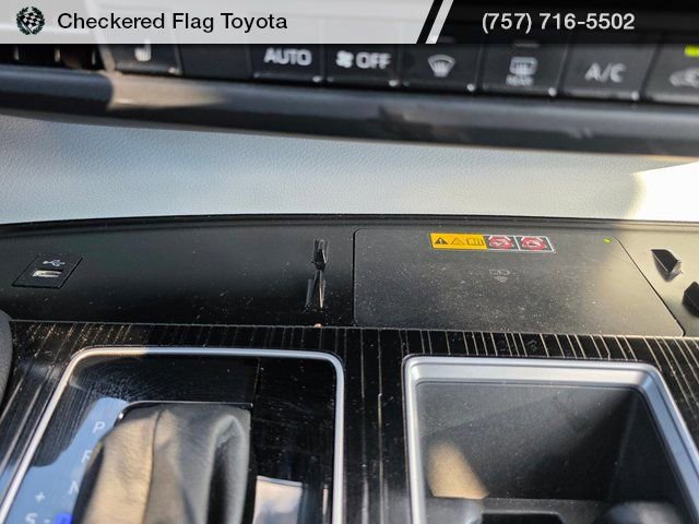 Used 2025 Toyota Sienna XSE w/ XSE Plus Package image 18
